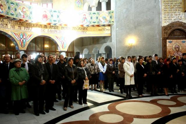 Doi ierarhi au slujit ieri în cel mai mare lăcaş de cult din cuprinsul Eparhiei Argeşului şi Muscelului
