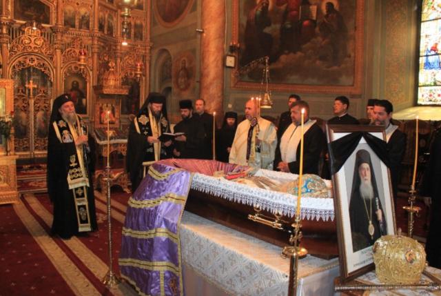 Trupul neînsufleţit al IPS Părinte Gherasim a fost depus în Catedrala arhiepiscopală din Râmnicu Vâlcea