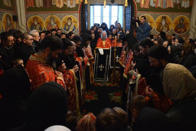 Stareţul Putnei, la rânduiala spălării picioarelor: „Numai prin smerenie şi slujire putem iubi”