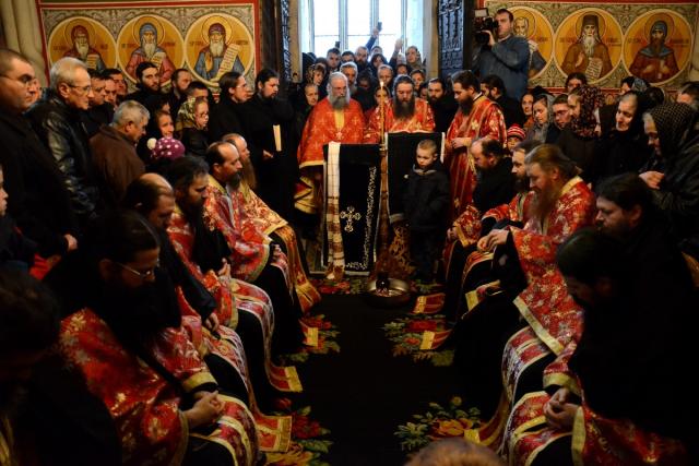 Stareţul Putnei, la rânduiala spălării picioarelor: „Numai prin smerenie şi slujire putem iubi”