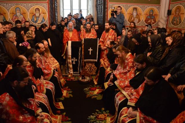 Stareţul Putnei, la rânduiala spălării picioarelor: „Numai prin smerenie şi slujire putem iubi”