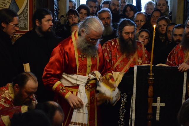 Stareţul Putnei, la rânduiala spălării picioarelor: „Numai prin smerenie şi slujire putem iubi”