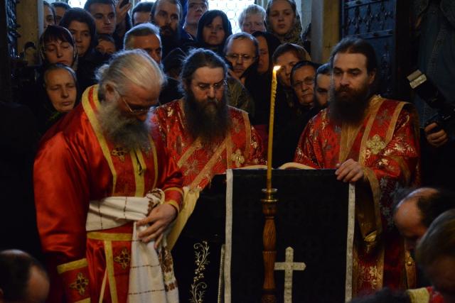 Stareţul Putnei, la rânduiala spălării picioarelor: „Numai prin smerenie şi slujire putem iubi”