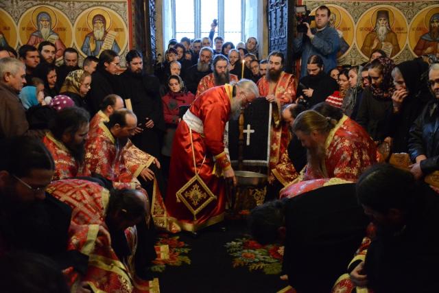 Stareţul Putnei, la rânduiala spălării picioarelor: „Numai prin smerenie şi slujire putem iubi”
