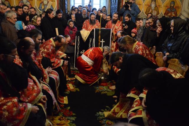 Stareţul Putnei, la rânduiala spălării picioarelor: „Numai prin smerenie şi slujire putem iubi”