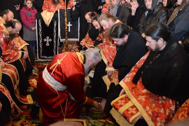 Stareţul Putnei, la rânduiala spălării picioarelor: „Numai prin smerenie şi slujire putem iubi”