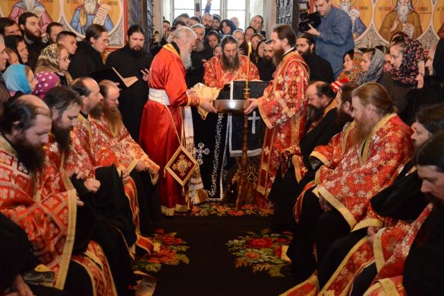 Stareţul Putnei, la rânduiala spălării picioarelor: „Numai prin smerenie şi slujire putem iubi”