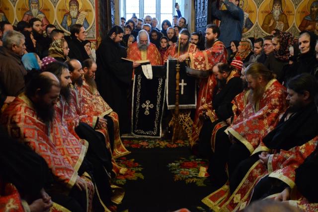 Stareţul Putnei, la rânduiala spălării picioarelor: „Numai prin smerenie şi slujire putem iubi”