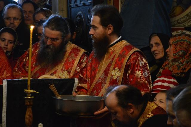 Stareţul Putnei, la rânduiala spălării picioarelor: „Numai prin smerenie şi slujire putem iubi”