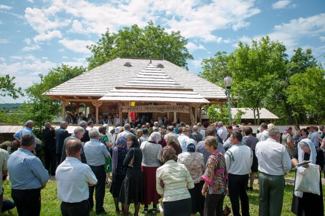 Binecuvântare arhierească în Parohia Bogdăneşti 1
