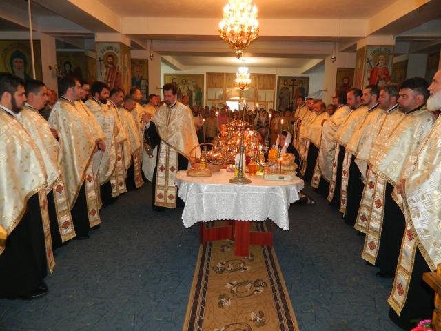 Parohia Gara Veche şi Seminarul Teologic din Piatra Neamţ i-au serbat împreună pe Sfinţii Împăraţi Constantin şi Elena