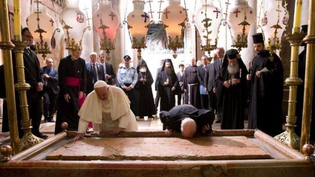Patriarhul Ecumenic și Papa Francis în biserica Sfântului Mormânt