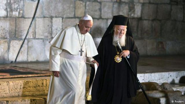 Patriarhul Ecumenic și Papa Francis în biserica Sfântului Mormânt