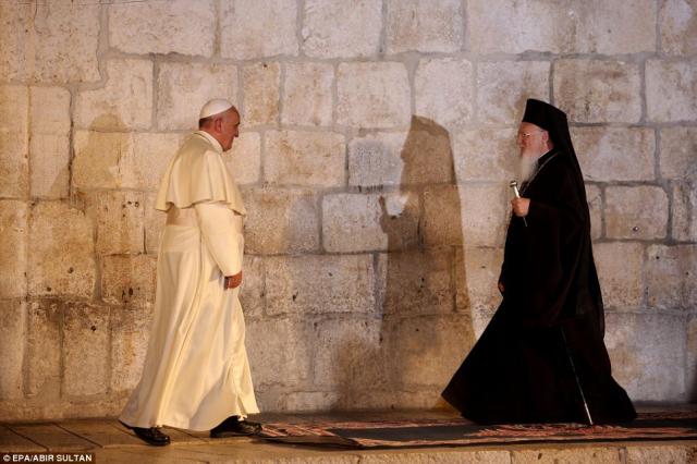 Patriarhul Ecumenic și Papa Francis în biserica Sfântului Mormânt
