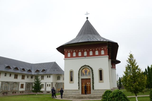 Şase ierarhi la sfinţirea noii biserici a Mănăstirii Popăuţi (Galerie FOTO)