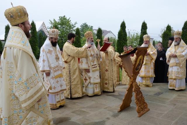 Şase ierarhi la sfinţirea noii biserici a Mănăstirii Popăuţi (Galerie FOTO)