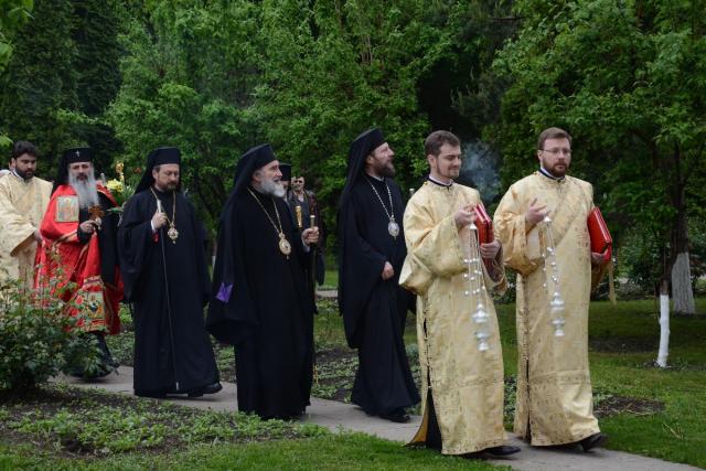 Şase ierarhi la sfinţirea noii biserici a Mănăstirii Popăuţi (Galerie FOTO)