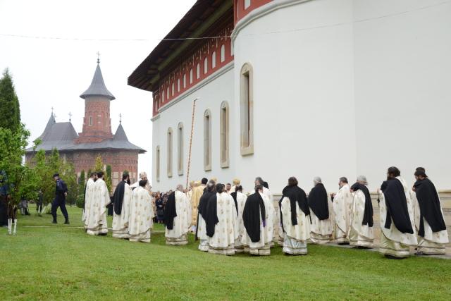 Şase ierarhi la sfinţirea noii biserici a Mănăstirii Popăuţi (Galerie FOTO)