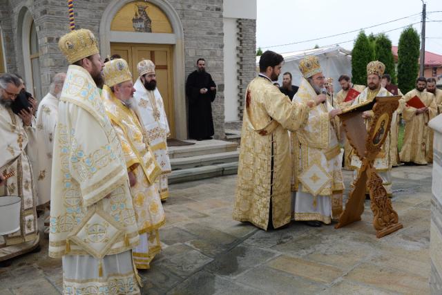 Şase ierarhi la sfinţirea noii biserici a Mănăstirii Popăuţi (Galerie FOTO)