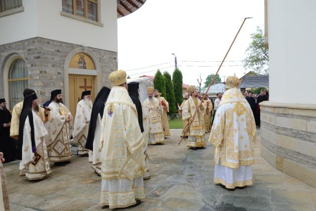 Şase ierarhi la sfinţirea noii biserici a Mănăstirii Popăuţi (Galerie FOTO)