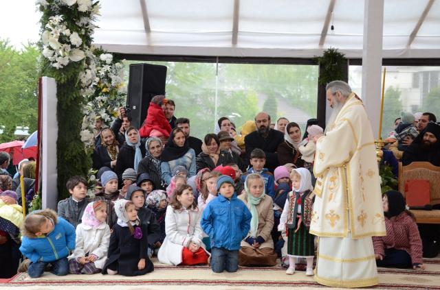 Şase ierarhi la sfinţirea noii biserici a Mănăstirii Popăuţi (Galerie FOTO)