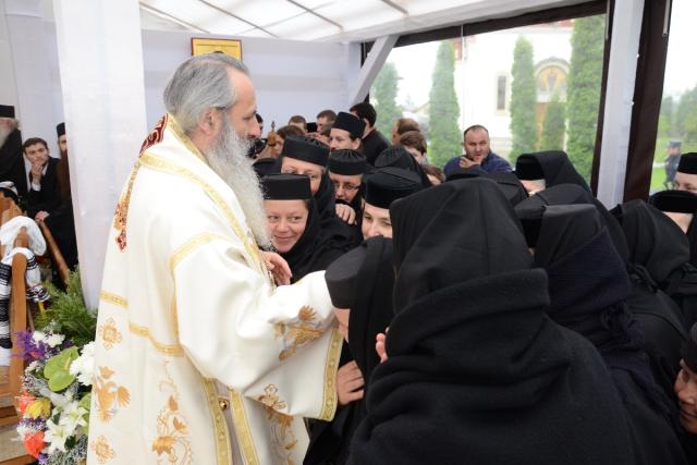 Şase ierarhi la sfinţirea noii biserici a Mănăstirii Popăuţi (Galerie FOTO)