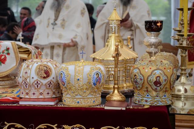 Şase ierarhi la sfinţirea noii biserici a Mănăstirii Popăuţi (Galerie FOTO)