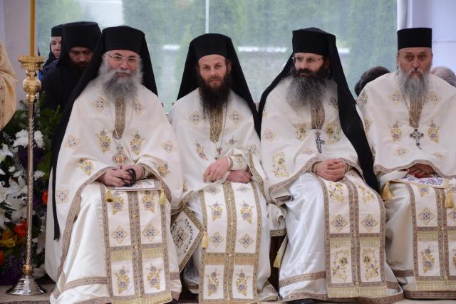 Şase ierarhi la sfinţirea noii biserici a Mănăstirii Popăuţi (Galerie FOTO)