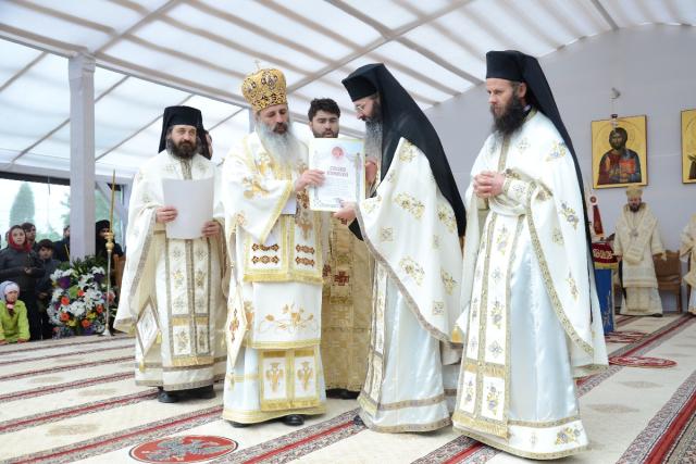 Şase ierarhi la sfinţirea noii biserici a Mănăstirii Popăuţi (Galerie FOTO)