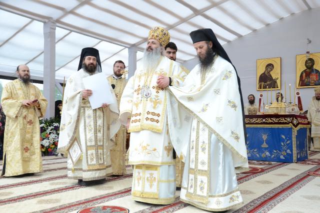 Şase ierarhi la sfinţirea noii biserici a Mănăstirii Popăuţi (Galerie FOTO)