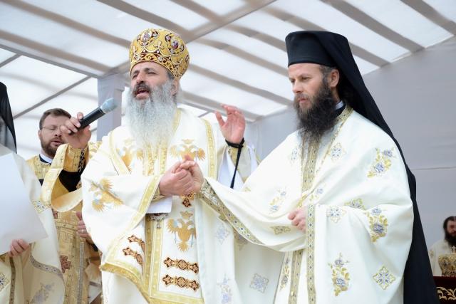 Şase ierarhi la sfinţirea noii biserici a Mănăstirii Popăuţi (Galerie FOTO)