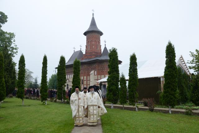 Şase ierarhi la sfinţirea noii biserici a Mănăstirii Popăuţi (Galerie FOTO)