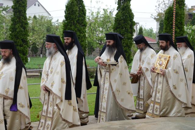 Şase ierarhi la sfinţirea noii biserici a Mănăstirii Popăuţi (Galerie FOTO)