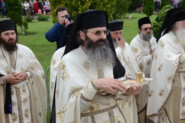 Şase ierarhi la sfinţirea noii biserici a Mănăstirii Popăuţi (Galerie FOTO)