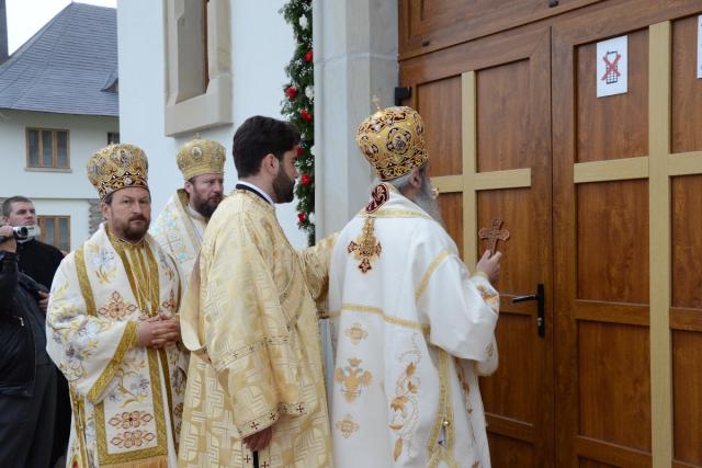 Şase ierarhi la sfinţirea noii biserici a Mănăstirii Popăuţi (Galerie FOTO)