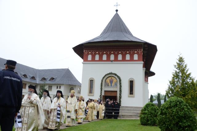 Şase ierarhi la sfinţirea noii biserici a Mănăstirii Popăuţi (Galerie FOTO)