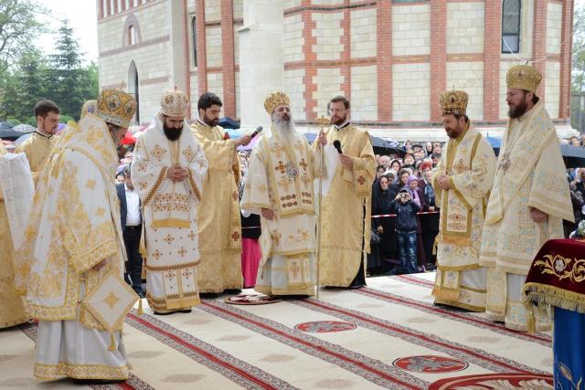 Şase ierarhi la sfinţirea noii biserici a Mănăstirii Popăuţi (Galerie FOTO)