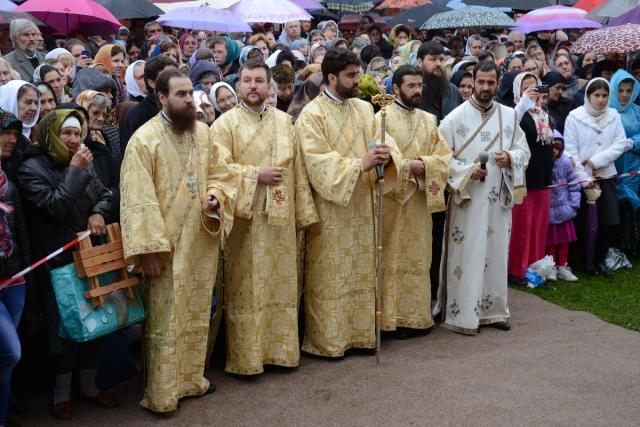Şase ierarhi la sfinţirea noii biserici a Mănăstirii Popăuţi (Galerie FOTO)