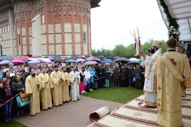 Şase ierarhi la sfinţirea noii biserici a Mănăstirii Popăuţi (Galerie FOTO)