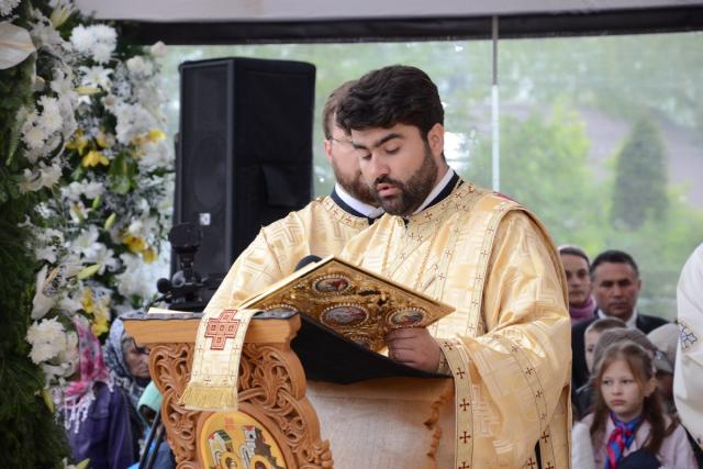 Şase ierarhi la sfinţirea noii biserici a Mănăstirii Popăuţi (Galerie FOTO)