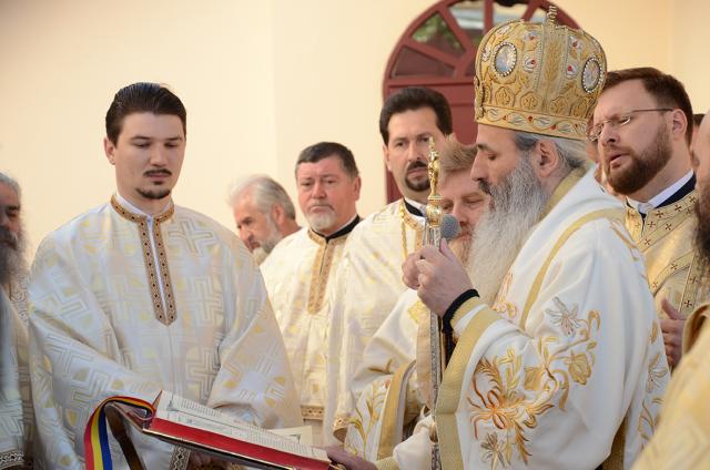 29 de preoţi şi 4.000 de credincioşi la sfinţirea Bisericii „Pogorârea Sfântului Duh“ din Piatra Neamţ
