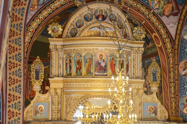 29 de preoţi şi 4.000 de credincioşi la sfinţirea Bisericii „Pogorârea Sfântului Duh“ din Piatra Neamţ