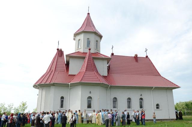 IPS Părinte Mitropolit Teofan a sfinţit Biserica „Sfinţii Împăraţi Constantin şi Elena“ din Frenciugi