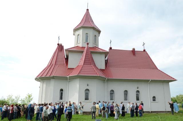 IPS Părinte Mitropolit Teofan a sfinţit Biserica „Sfinţii Împăraţi Constantin şi Elena“ din Frenciugi