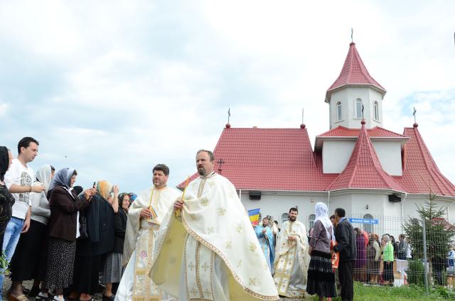 IPS Părinte Mitropolit Teofan a sfinţit Biserica „Sfinţii Împăraţi Constantin şi Elena“ din Frenciugi