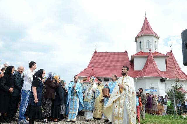 IPS Părinte Mitropolit Teofan a sfinţit Biserica „Sfinţii Împăraţi Constantin şi Elena“ din Frenciugi