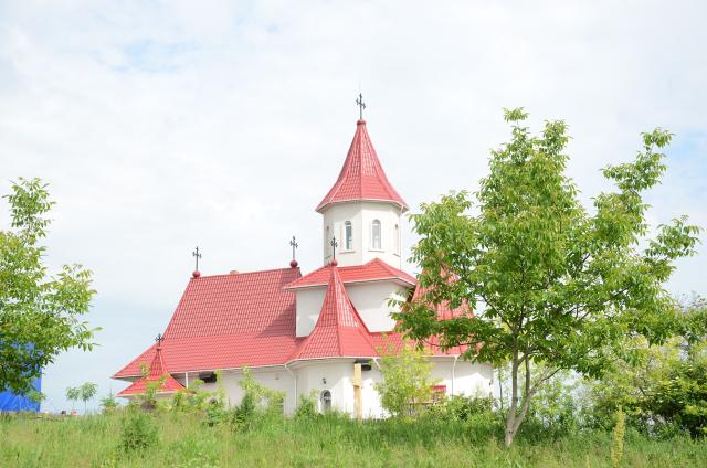 IPS Părinte Mitropolit Teofan a sfinţit Biserica „Sfinţii Împăraţi Constantin şi Elena“ din Frenciugi