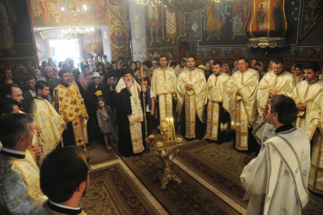 Prezenţă arhierească la Biserica „Sfinţii Împăraţi Constantin şi Elena“ din Bacău