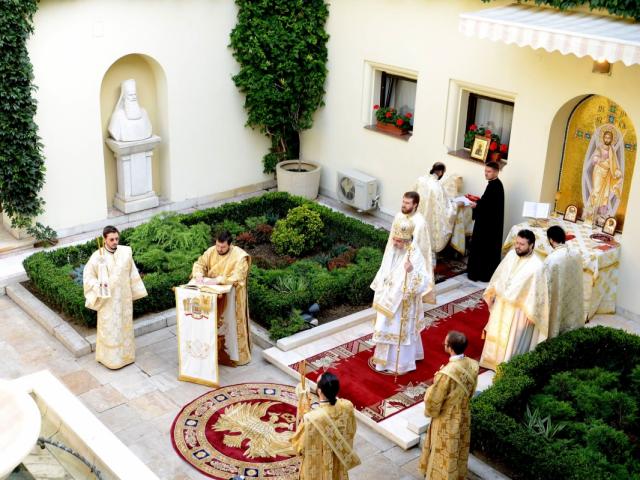 Patriarhul României a oficiat Sfânta Liturghie în altarul de vară al Reşedinţei Patriarhale
