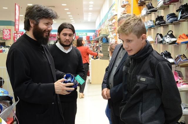 Daruri pentru 20 de copii nevoiaşi, în urma campaniei "Cadoul tău pentru noi, papuceii pentru ei"